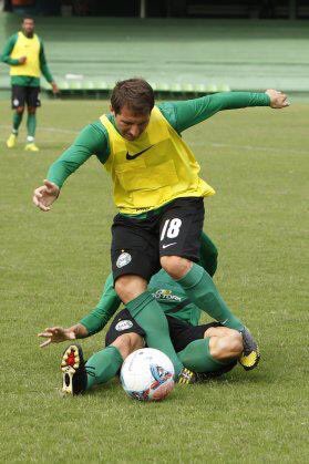 Museudocoxa's tweet photo. Torcida do Coritiba empolgada com a contratação de Dario Botinelli, prestes a estrear pelo Coxa, ele toma um carrinho violento de Lincoln no treino e fratura tornozelo. 06/02/2013 https://t.co/1aeToqNbxs