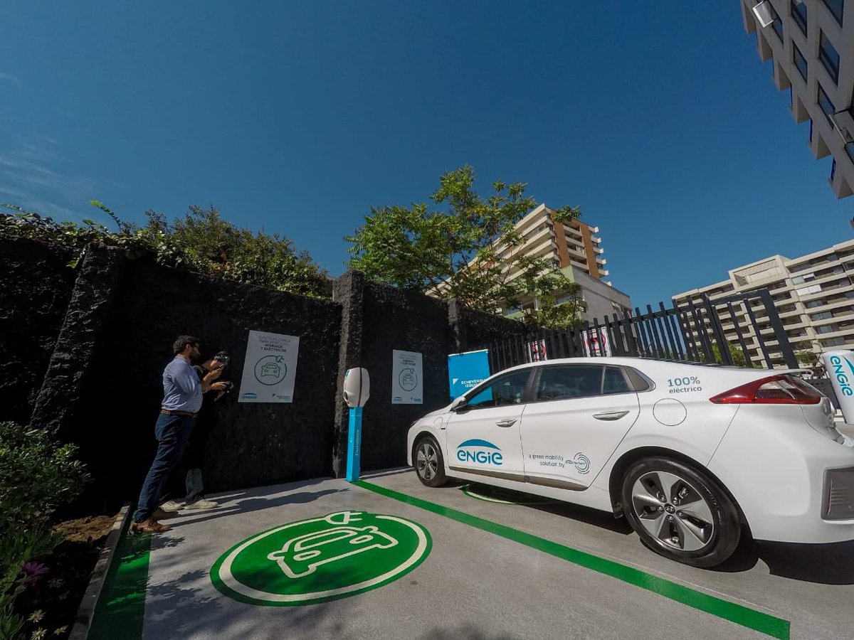 ENGIEChile's tweet photo. Hoy junto a Echeverría-Izquierdo y las ministras @GloriaHutt y @susanajimenezs inauguramos el primer cargador eléctrico público en un edificio residencial en la comuna de Providencia.
Otro paso para potenciar el desarrollo de la electromovilidad en #Chile 🚗⚡️ https://t.co/PvfxPQEfjb