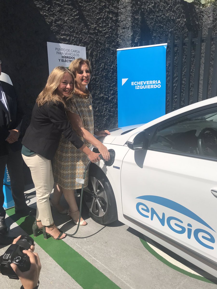 ENGIEChile's tweet photo. Hoy junto a Echeverría-Izquierdo y las ministras @GloriaHutt y @susanajimenezs inauguramos el primer cargador eléctrico público en un edificio residencial en la comuna de Providencia.
Otro paso para potenciar el desarrollo de la electromovilidad en #Chile 🚗⚡️ https://t.co/PvfxPQEfjb