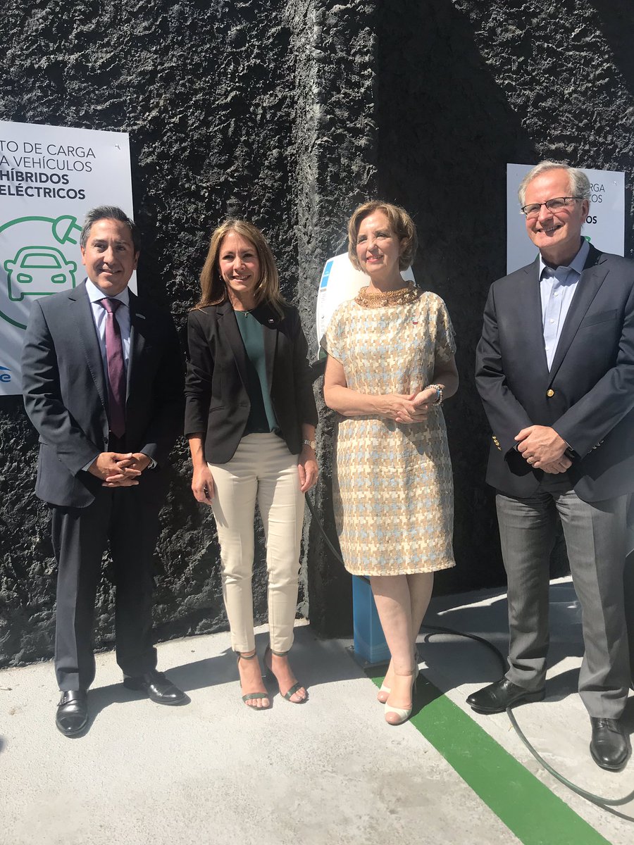 ENGIEChile's tweet photo. Hoy junto a Echeverría-Izquierdo y las ministras @GloriaHutt y @susanajimenezs inauguramos el primer cargador eléctrico público en un edificio residencial en la comuna de Providencia.
Otro paso para potenciar el desarrollo de la electromovilidad en #Chile 🚗⚡️ https://t.co/PvfxPQEfjb