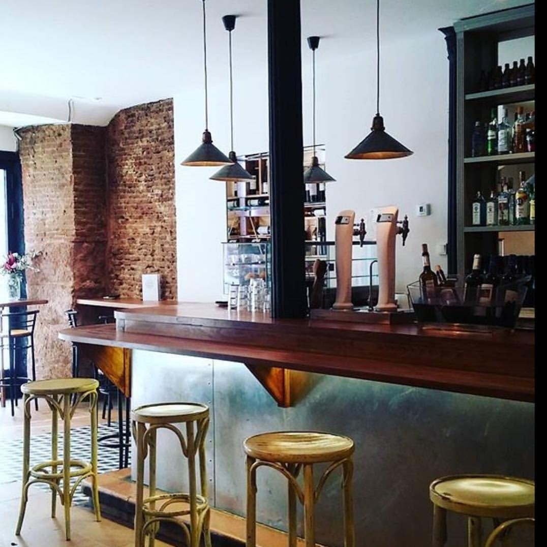 TabernadelChato's tweet image. Nosotros somos muy de barra ¿y tú?