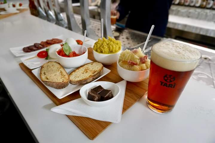 BirraTari's tweet photo. E dopo l'esame visivo e olfattivo, andiamo all'assaggio!
Grazie ai magnifici #beerlovers di questa sera ❤️
La @SettimanaBirra continua questo venerdì e sabato.
Vi aspettiamo in birrificio 🍻🍻
#settimanadellabirra #italybeerweek https://t.co/i2wvnXtxli