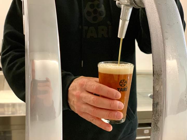 BirraTari's tweet photo. E dopo l'esame visivo e olfattivo, andiamo all'assaggio!
Grazie ai magnifici #beerlovers di questa sera ❤️
La @SettimanaBirra continua questo venerdì e sabato.
Vi aspettiamo in birrificio 🍻🍻
#settimanadellabirra #italybeerweek https://t.co/i2wvnXtxli