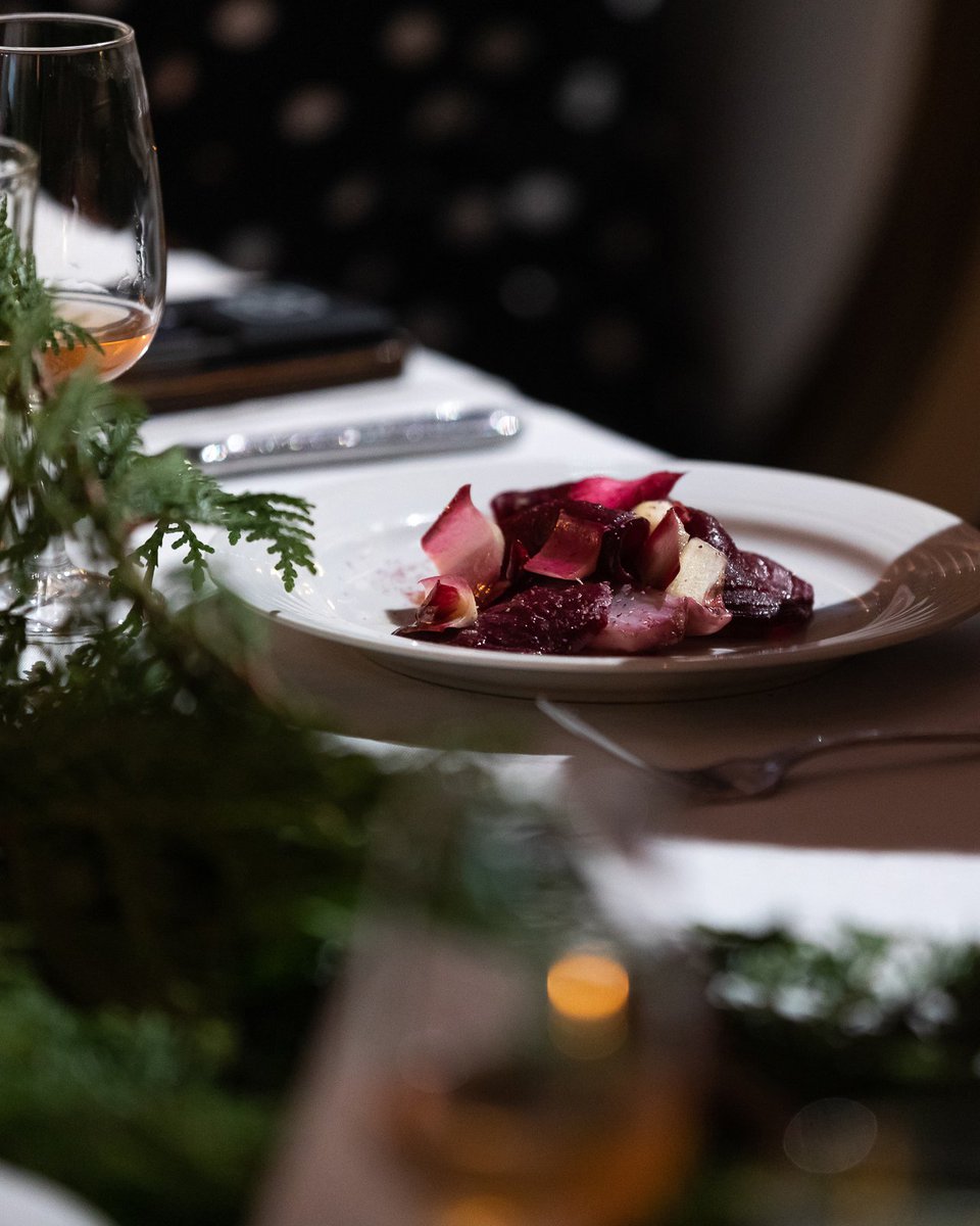 SAISONSMTL's tweet image. Les magnifiques photos de @safesolvent du souper hivernal #SAISONSMTL avec le chef invité William Cody du Parasol au époustouflant @TheatreStJames sont maintenant sur notre page Facebook! Jetez-y un coup d'œil au facebook.com/saisonsmtl #Montreal #mtlmoments