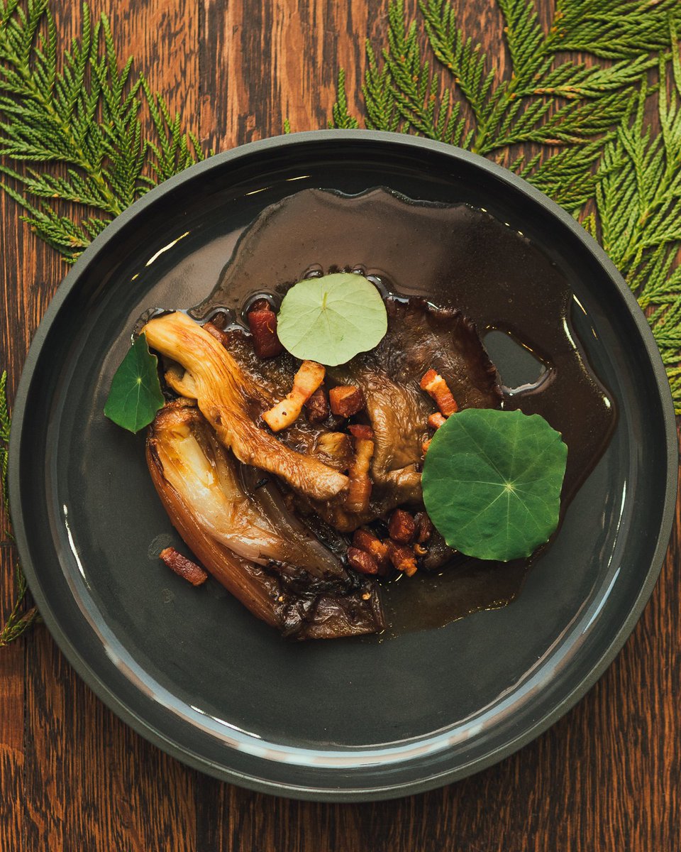 SAISONSMTL's tweet image. Les magnifiques photos de @safesolvent du souper hivernal #SAISONSMTL avec le chef invité William Cody du Parasol au époustouflant @TheatreStJames sont maintenant sur notre page Facebook! Jetez-y un coup d'œil au facebook.com/saisonsmtl #Montreal #mtlmoments