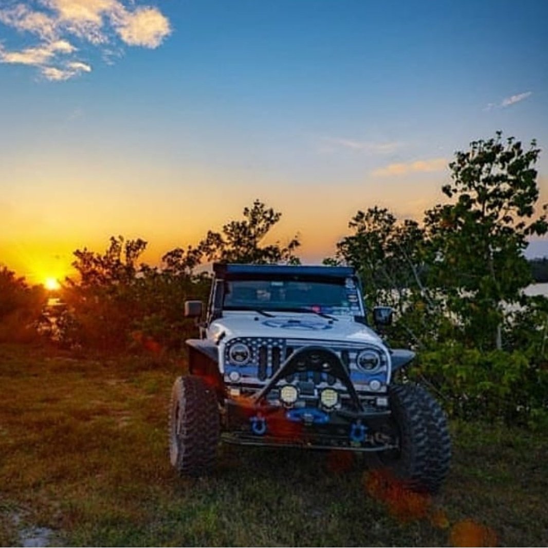 JustAddMud's tweet photo. Gorgeous sunset! 📸@thinbluelinejeepjk #justaddmudoffroad #doorless #jeepwranglerlife #jeepfriends #jeeperapproved #4x4 #offroadinggoals https://t.co/mve94rPmQd