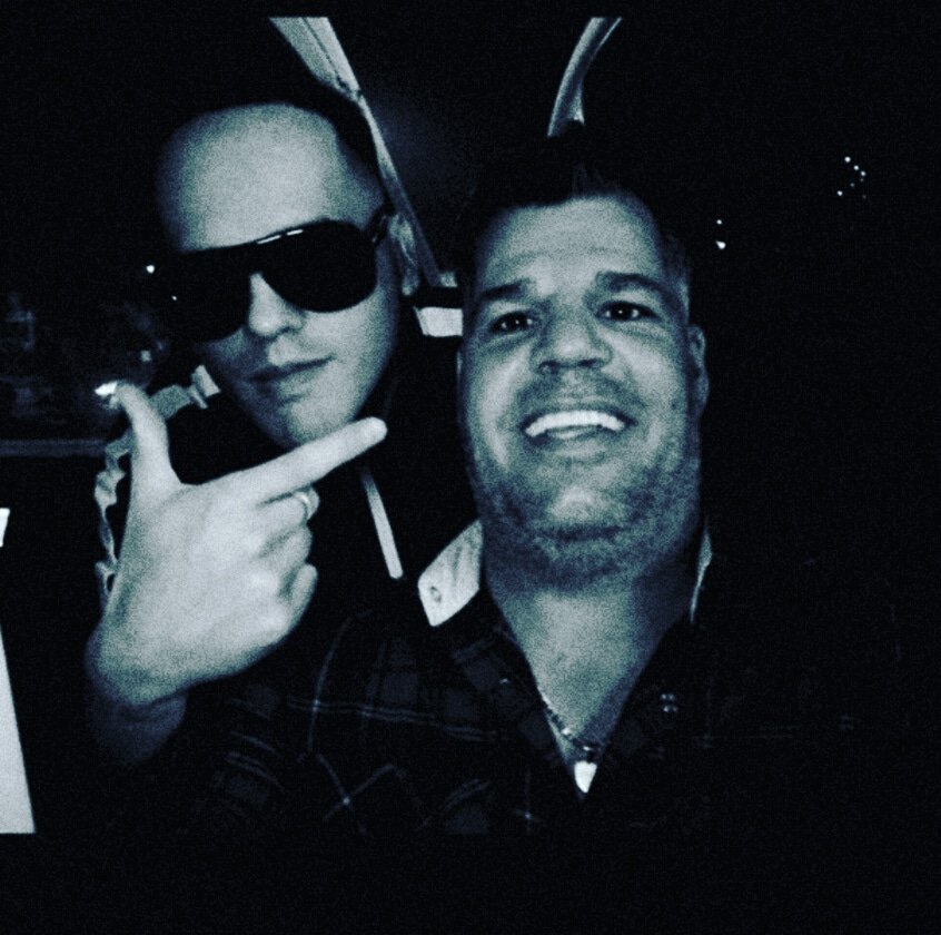 RoniHidalgo1978's tweet photo. Hoy los espero a todos para disfrutar del Show de un amigo @Nestor_NBLQ obviamente en Nina!!!🎤🎹🎊 

La papada te la debo...😂😂😂

Cenas &amp; Mesas Vip #SoldOut 🎖🎖🎖 https://t.co/3aaeWL4D5b