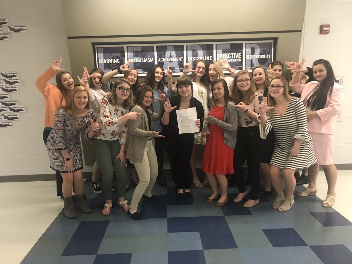 StockTEACHES's tweet photo. Dressed to impress and celebrating our Shelby for her U of L acceptance letter! #YES #OperationPurpleCow 🐮🦁👑 https://t.co/1E5HEaVXn8