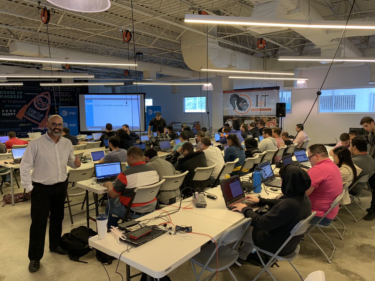 SQLConqueror's tweet image. Hoy estuvimos hablando sobre Machine Learning y la plataforma de datos de Microsoft en @engine4cws @prpass @SpanishPASSVC