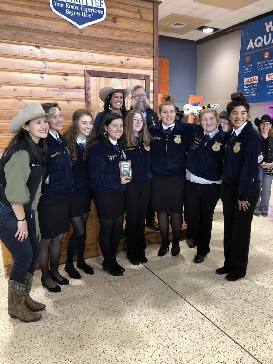 Congratulations to these awesome kiddos on placing 2nd in today’s Rodeo Houston Tour Guide competition!!! We are some proud ag teachers 😄