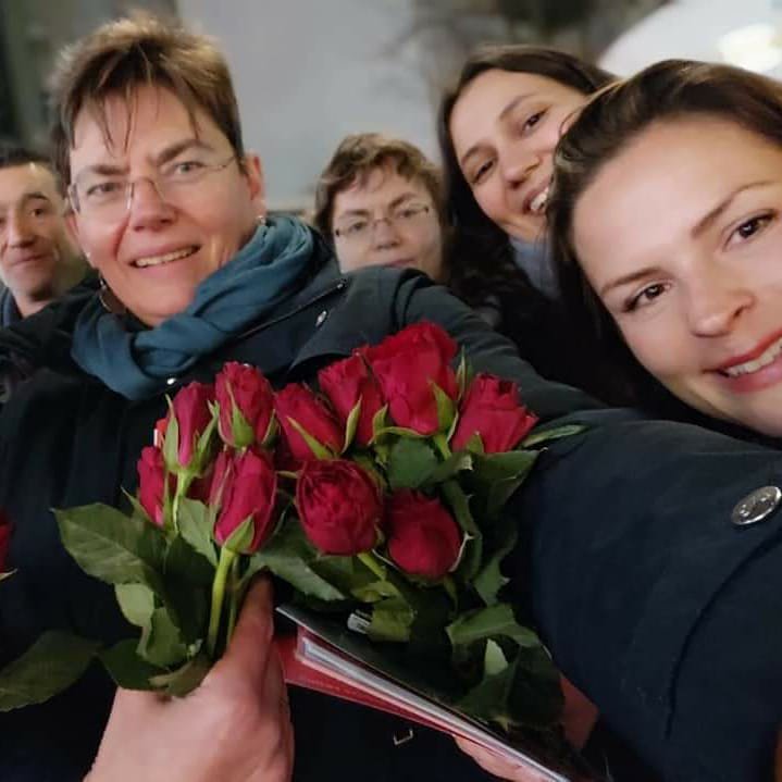 spd_ts's tweet photo. Die Mitglieder der SPD Tempelhof-Schöneberg gratulierten heute den Frauen überall im Bezirk zum Internationalen Frauentag! 
#frauentag🌹 #EuropaistdieAntwort https://t.co/cRYsBcHqEL