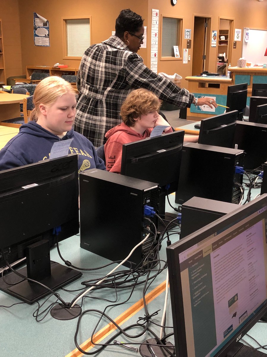 cg_bulldogs's tweet photo. Eighth grade students are continuing to work with Ms. Wilson on their high school career clusters today. These students are already planning for the future! #bulldoggoals @brunscoschools https://t.co/lzWb8Ntz4K