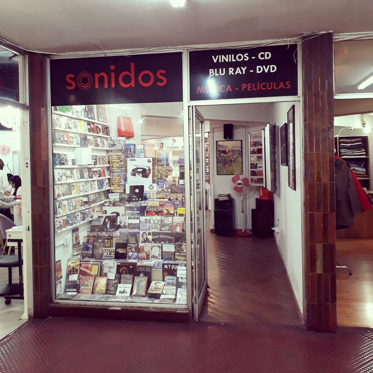 Amigxs! En Disqueria #Sonidos de Concepción pueden encontrar discos de <a href="/missgarrison/">Miss Garrison</a> <a href="/WeAreTheGrand/">We Are The Grand</a> <a href="/MantarrayaChile/">MantarrayaChile</a> <a href="/Casanova_chile/">Casanova</a> y más!