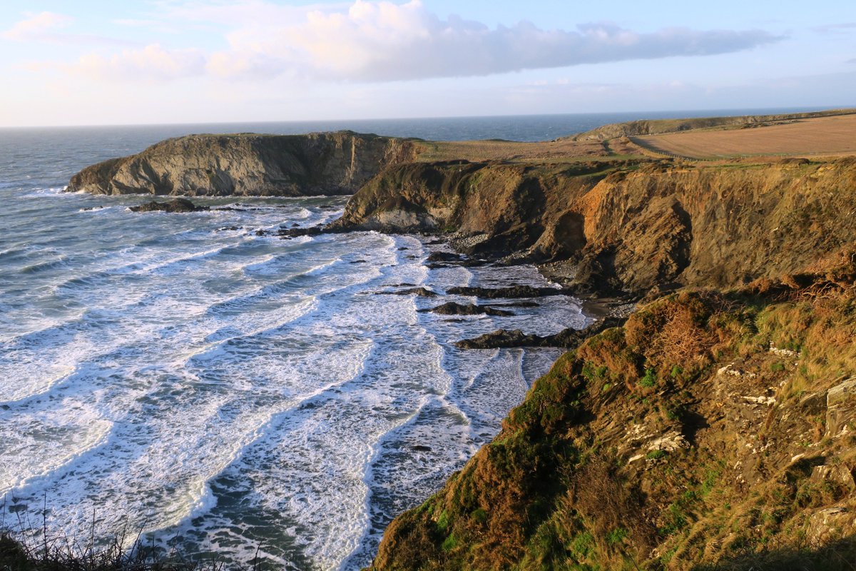 <a href="/ItsYourWales/">It's Your Wales</a> @NTNorthPembs @lovepembs <a href="/VisitPembs/">Visit Pembrokeshire 🏴󠁧󠁢󠁷󠁬󠁳󠁿</a> <a href="/Sue_Charles/">Sue Charles</a> #Traethllyfn beach in the sunshine this evening. #Porthgain #Abereiddy #Pembrokeshire