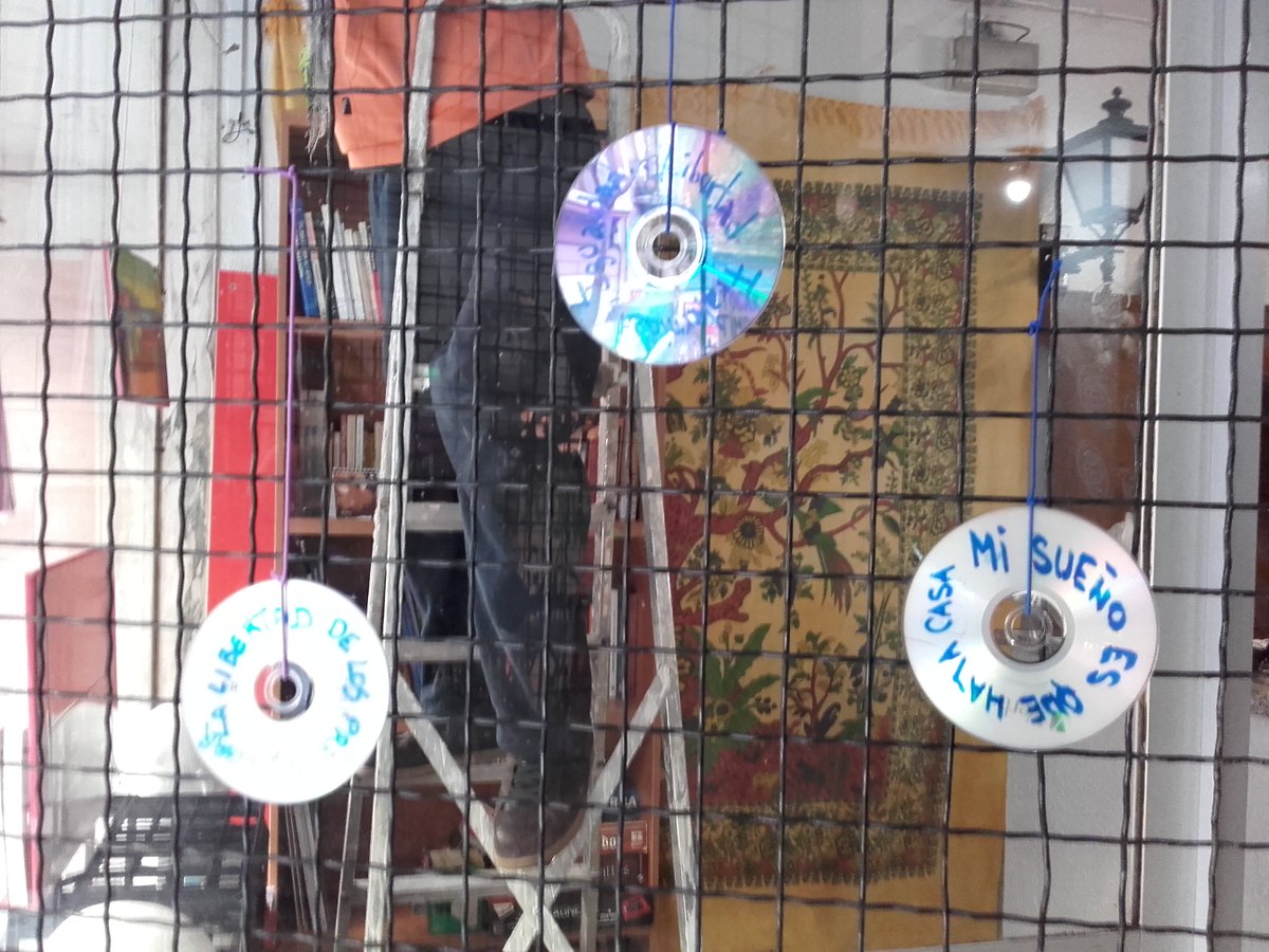 También un mundo de actividades solidarias semanales, para las personas de <a href="/SenseSostreBCN/">Okupa Casa Cádiz</a>, y abiertas a todxs. Empezamos con la agenda de Abril. Si tienes una propuesta, pídenos una ficha, rellénala y déjala en la casa o envíala a ActividadSenseSostre@gmail.com. ¿Difundimos?