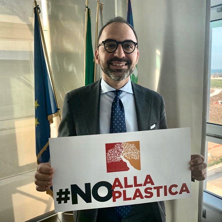 La #Puglia è la prima regione a bandire la #plastica per salvare il #mare. Da questa estate nei lidi si userà solo materiale compostabile e monouso, anticipando di due anni l’attuazione della direttiva UE. È il nostro contributo per il #FridaysForFuture di domani #ClimateStrike