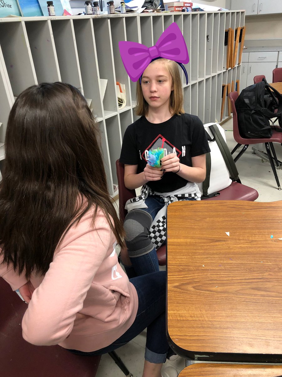 hernandezseni's tweet photo. Students enjoying giving away and making flowers #huffinesproud #huffinesms https://t.co/TUdcMZ77iA