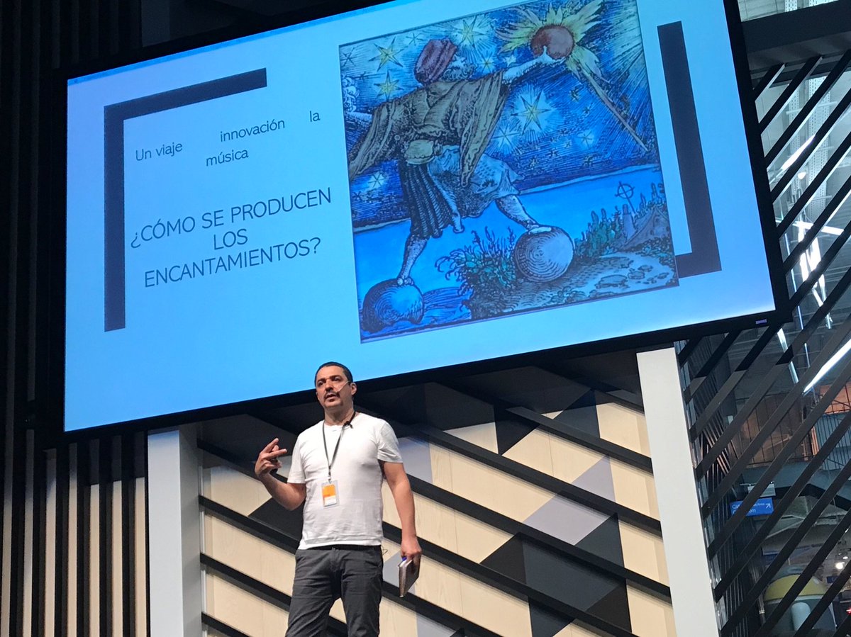 AnyaBranco's tweet photo. Soy tan despistada que me he equivocado de evento y entré por engaño a ver Julián Elvira presentando su fantástica flauta Prónomo. Ha sido mi mejor engaño del año ver alguien tan increíble, innovador y apasionado. Gracias @JulianElvira y @theartian por la inspiradora tarde!! https://t.co/vsyc41YwiT