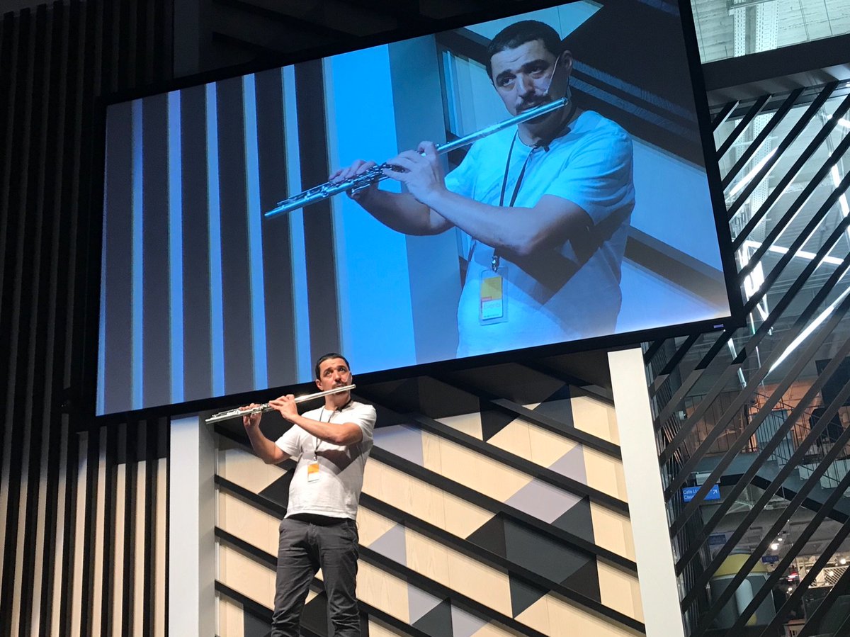 AnyaBranco's tweet photo. Soy tan despistada que me he equivocado de evento y entré por engaño a ver Julián Elvira presentando su fantástica flauta Prónomo. Ha sido mi mejor engaño del año ver alguien tan increíble, innovador y apasionado. Gracias @JulianElvira y @theartian por la inspiradora tarde!! https://t.co/vsyc41YwiT
