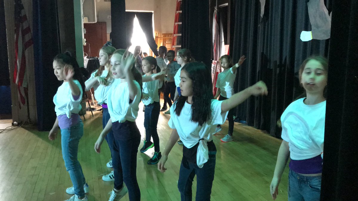 mrtomizawa's tweet photo. Always impressed with their willingness to publicly share their love of music, dance, and performance. #edgewoodtalentshow #edgewoodproud https://t.co/jf0VgJKwZ2