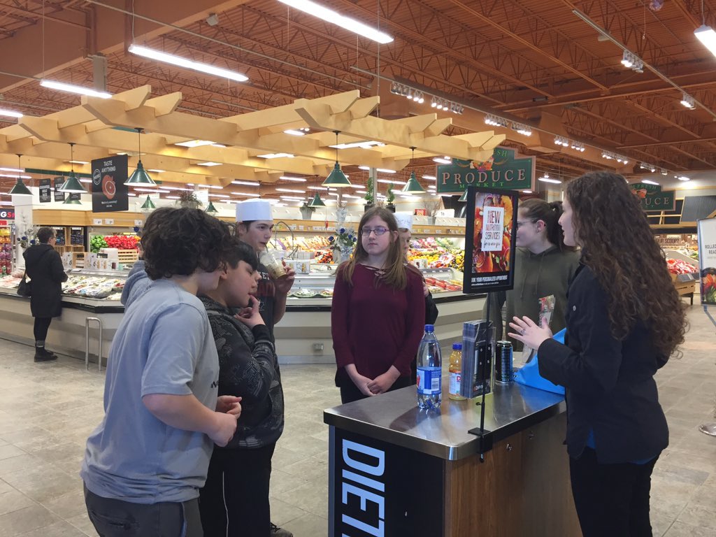 Stephan77788317's tweet photo. Future chefs? Educational, nutritious and delicious culinary experience today for the Willow Landing GLS! Thanks Zehrs! @eSSTteam @WillowLandingES @SCDSB_Schools https://t.co/tx5h0aeFd4
