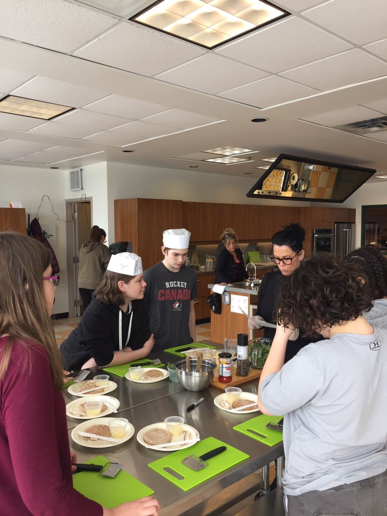 Future chefs? Educational, nutritious and delicious culinary experience today for the Willow Landing GLS! Thanks Zehrs! @eSSTteam <a href="/WillowLandingES/">Willow Landing</a> <a href="/SCDSB_Schools/">Simcoe County District School Board</a>