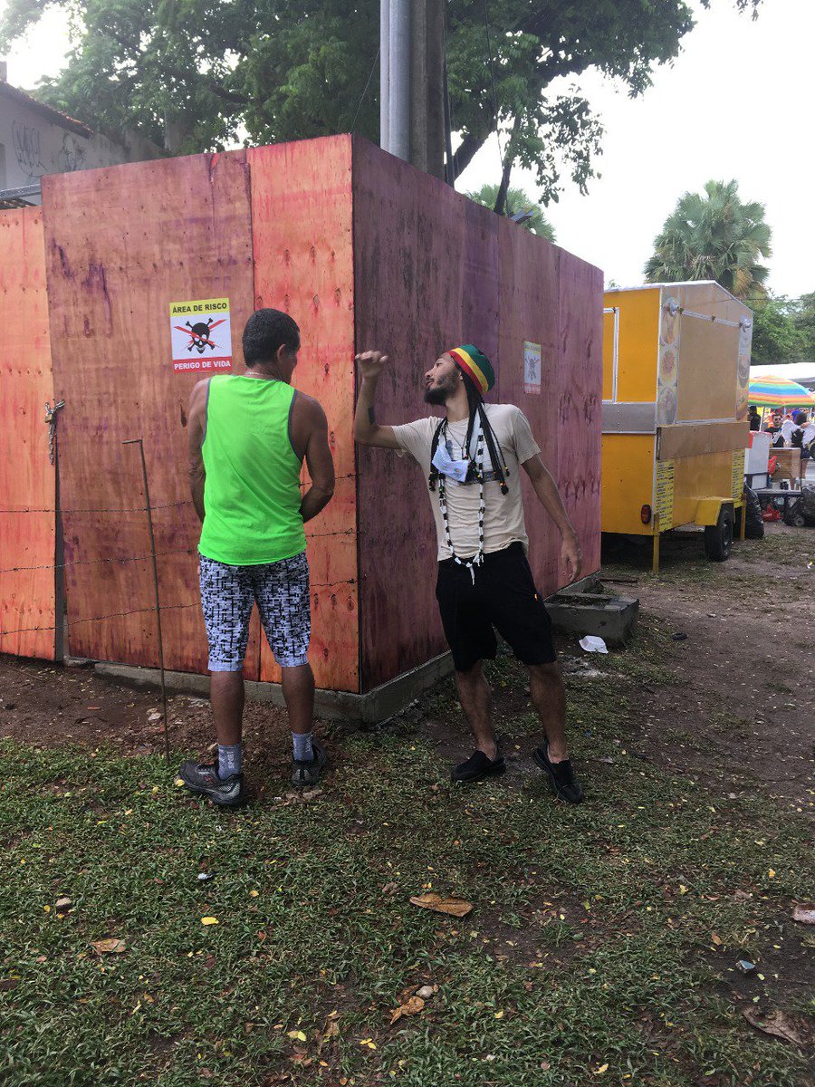 ovolumemorto's tweet photo. Não lembro se eu estava #conscientizando o mijão de que mijar na rua é crime ou se eu tava só conversando sobre qualquer coisa, o famigerado Workshop de Assunto™️ https://t.co/BOok2hvkJO