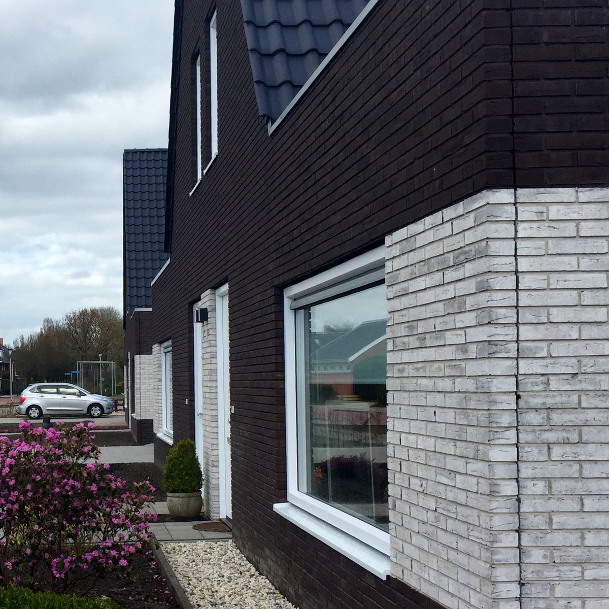 28 huurwoningen <a href="/WMarenland/">Woongroep Marenland</a> in dé Klaas Bosstraat Appingedam feestelijk    geopend. Blije bewoners. Daar doe je het voor. <a href="/BrouwerGerke/">Gerke Brouwer</a> <a href="/joostcoolegem/">Joost Coolegem</a> en  <a href="/AUsmany/">Annalies Usmany</a> en bewoners prikten de 🎈🎈🎈enthousiast stuk! <a href="/VMEZArchitecten/">Van Manen en Zwart</a>