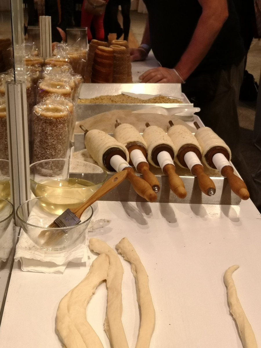 So delicious! #DONAUSALON Making #kurtoskalacs <a href="/LVBWBerlin/">Vertretung des Landes Baden-Württemberg beim Bund</a>