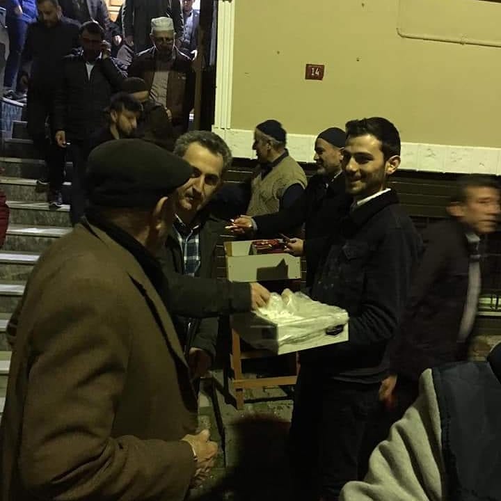 Akgenc_ayazaga's tweet photo. Ak Parti Ayazağa Mahallesi Gençlik Kolları Olarak Ayazağadaki Camilerimizde Regaip Kandili Münasebetiyle  Lokum Dağıtımı Gerçekleştirdik.
#ayazağagüçlügelecek 
#akgencayazaga
#regaipkandili https://t.co/XRJVS80kF0