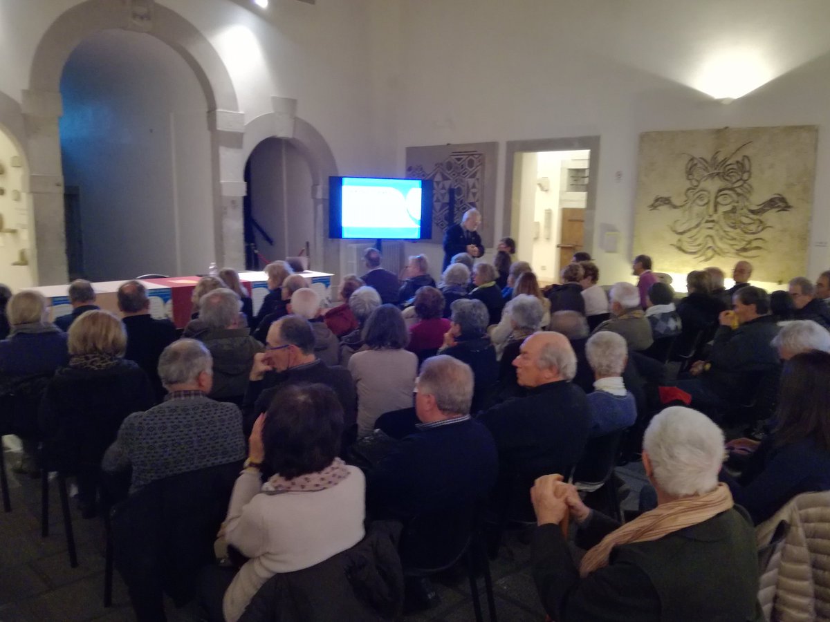 Apertura della rassegna Cerniera di popoli. Dal cuore dell'Europa uno sguardo sulla storia...
Ma...chi ha detto che la storia non interessa??? Non ci sono bastate le sedie!
#cernieradipopoli
#mancividale