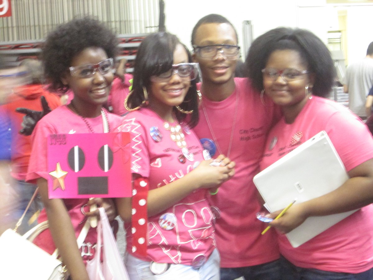 botswithbows's tweet photo. #TBT from 2015 Competition #Team1743 #omgrobots #botswithbows https://t.co/2xCOGsGfSf