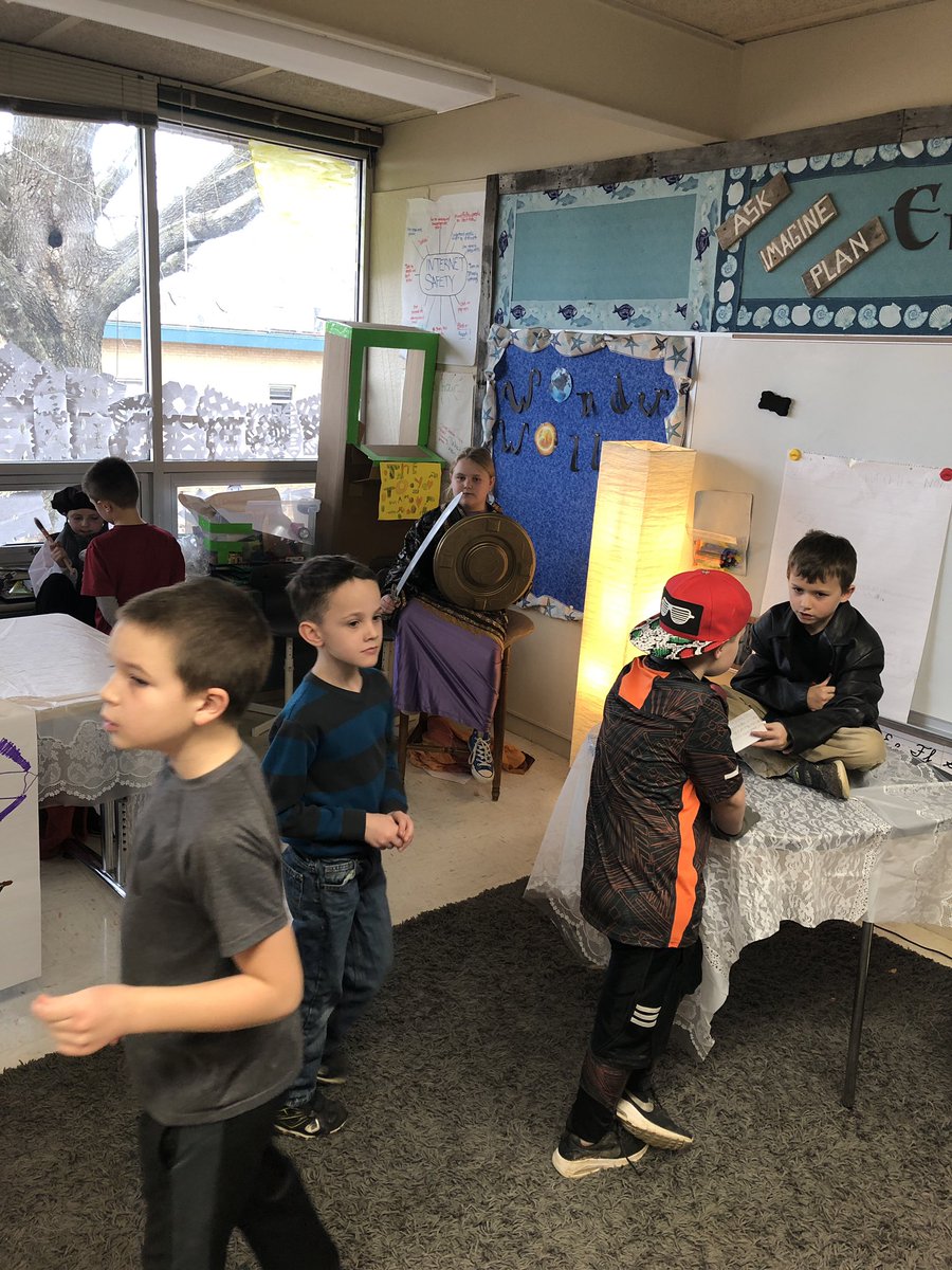 JessicaLS1's tweet image. Who says biographies have to be paper only? 3rd grade found a way to bring the past to life! So proud of these guys! #jtsd