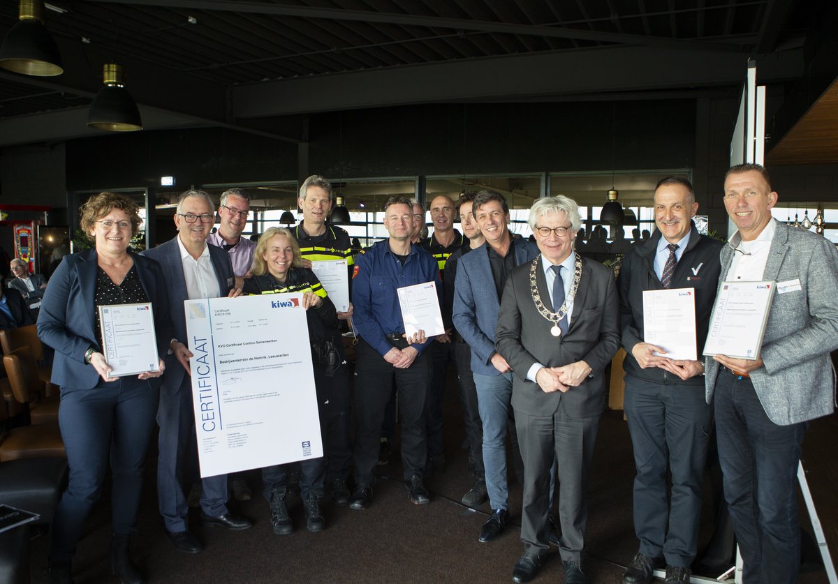 IdoRixt's tweet photo. De voorzitter van het MKB, de heer Jacco Vonhof heeft het 6e certificaat (Gouden Ster) Keurmerk Veilig Ondernemen Hemrik uitgereikt aan de Burgemeester, teamchef politie, Brandweer Fryslan en de bedrijvenvereniging @Gemeente_Lwd @politie_lwdn @BrandweerFrl @HemrikLwd @MKBNL https://t.co/JEyJ5P8Blt