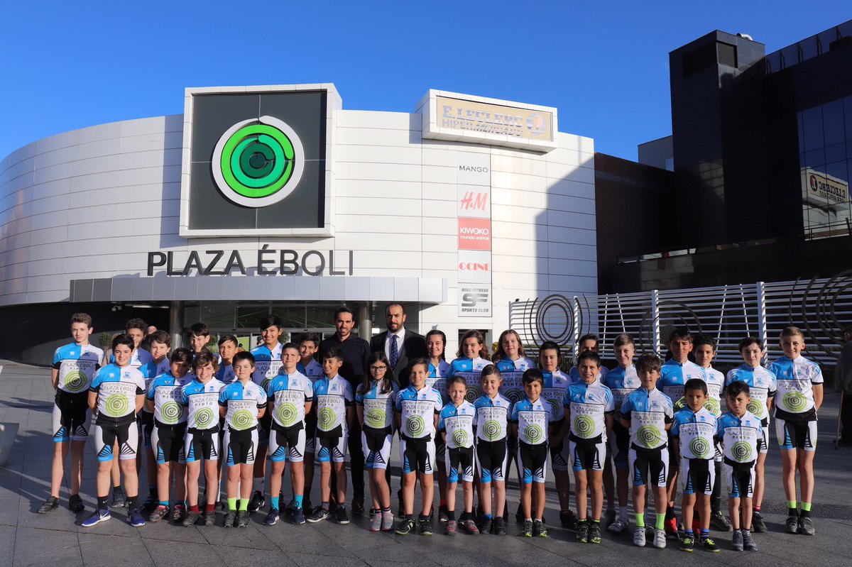 PoltiVMaltaU19's tweet photo. Hoy toco la foto de familia de los niñ@s de la Escuela de ciclismo @plazaeboli!! #ciclismo #escuela #youngciclist #kometacyclingteam #fundcontateam #quererespoder https://t.co/t9Mjd3sWNN