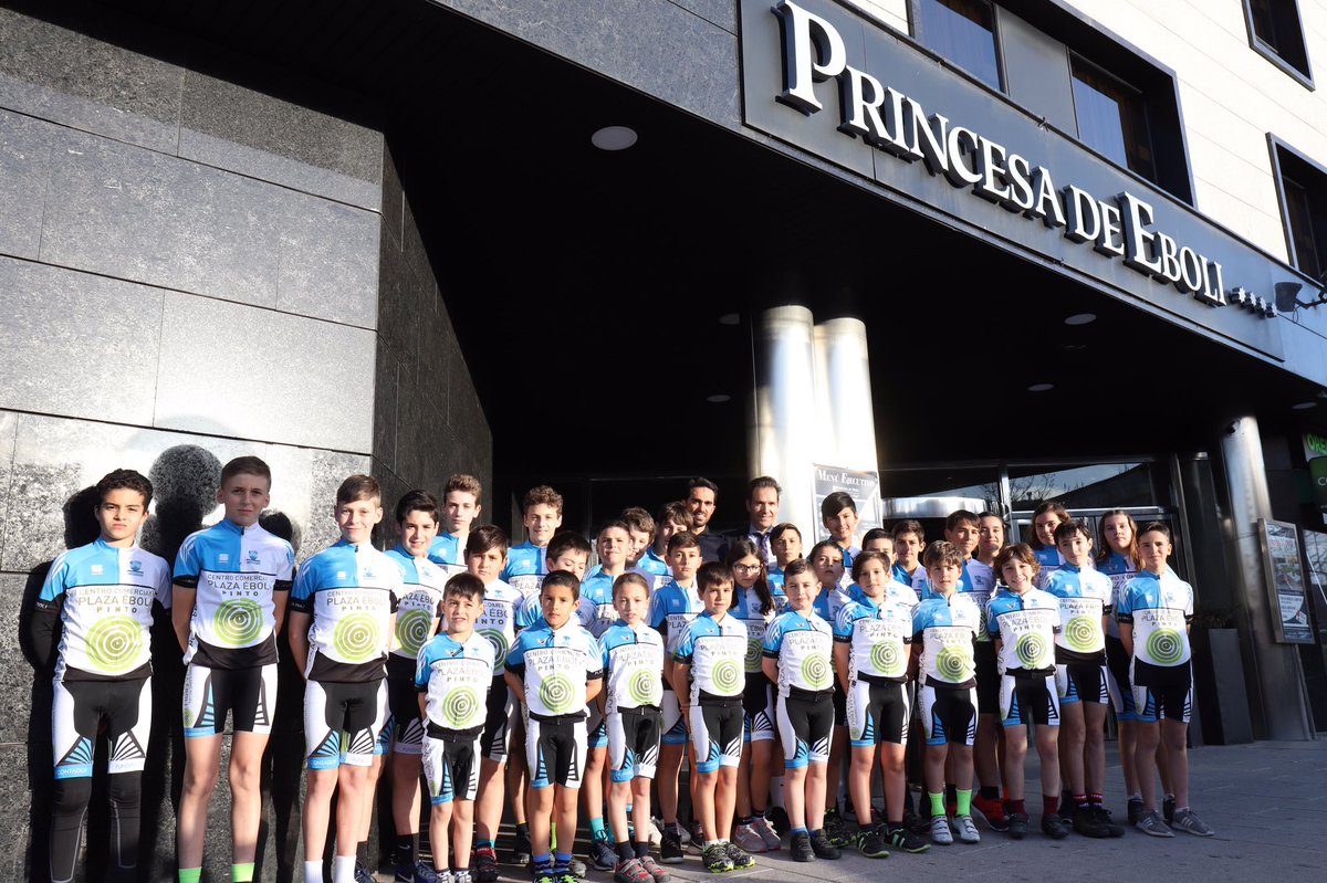 PoltiVMaltaU19's tweet photo. Hoy toco la foto de familia de los niñ@s de la Escuela de ciclismo @plazaeboli!! #ciclismo #escuela #youngciclist #kometacyclingteam #fundcontateam #quererespoder https://t.co/t9Mjd3sWNN