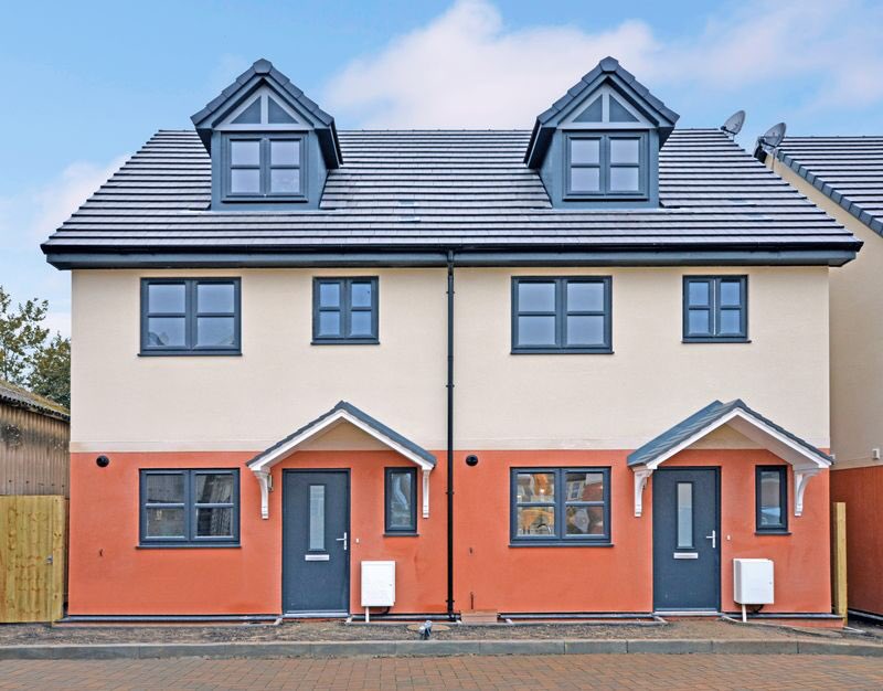 FkCarpentry's tweet photo. We are pleased to announce that Whitchurch Mews is now complete and officially on the market.Not only is it the area that Mike grew up in but it was a job that ran smoothly, hit deadline and had no hiccups along the way.  #newbuildhomes #carpenters #bristolhomes https://t.co/WfCGkmhVFj