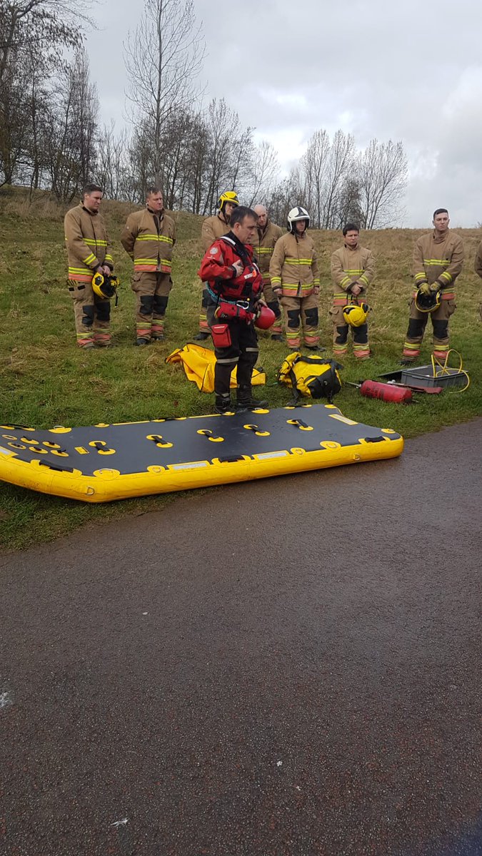 TwfrsByker's tweet photo. A Fantastic days #waterrescue training organised by CM Burns involving crews from Farringdon and Sunderland Central. Kit familiarisation and training on the various ways to perform rescues from open water in a safe manner  #hoseinflation #bewateraware https://t.co/ky2rTriKzA
