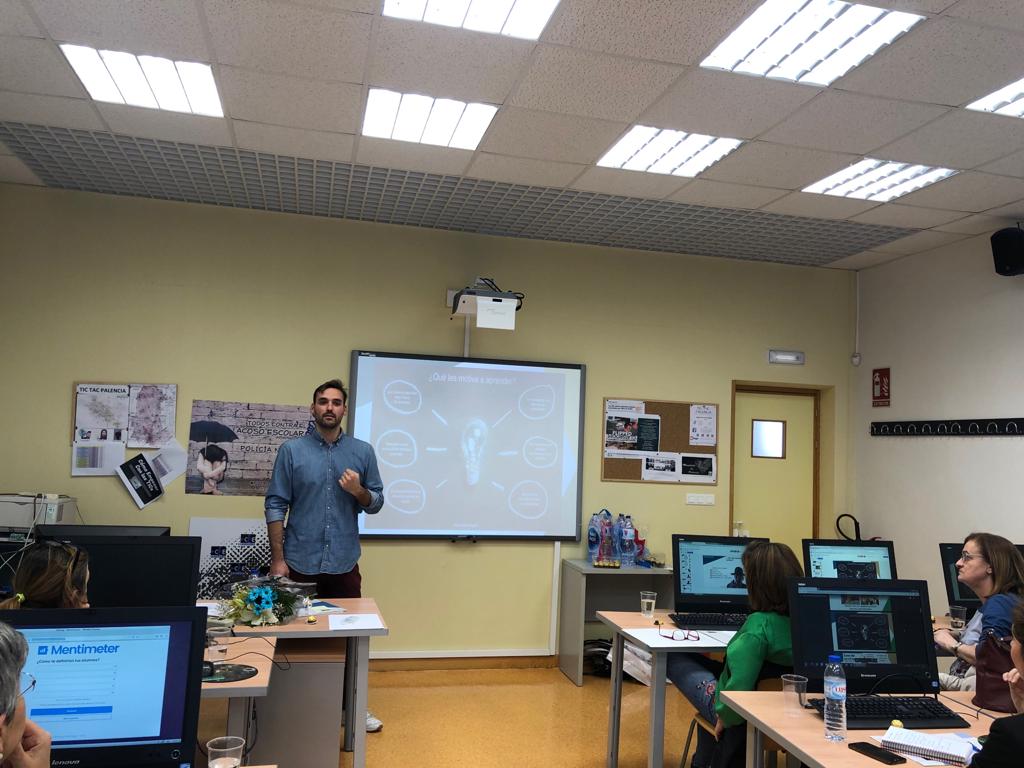 CFIE_PALENCIA's tweet photo. Necesitamos aprender de manera activa de la mano de @cunahalicarnaso y de @history_topics. Comenzamos curso FLIPPED CLASSROOM. VUELVE TU CLASE DEL REVÉS en @CFIE_PALENCIA.
#innovaCyL #formaciónCyL #educaCyl https://t.co/lkdIovcMTP