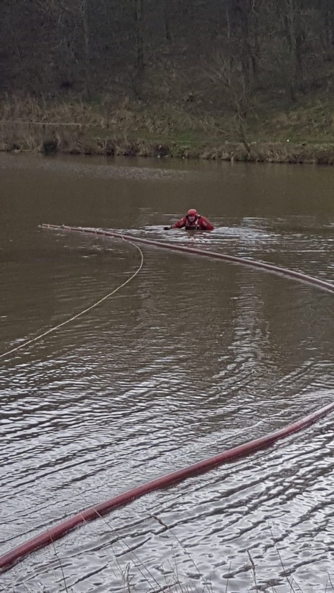 TwfrsByker's tweet photo. A Fantastic days #waterrescue training organised by CM Burns involving crews from Farringdon and Sunderland Central. Kit familiarisation and training on the various ways to perform rescues from open water in a safe manner  #hoseinflation #bewateraware https://t.co/ky2rTriKzA