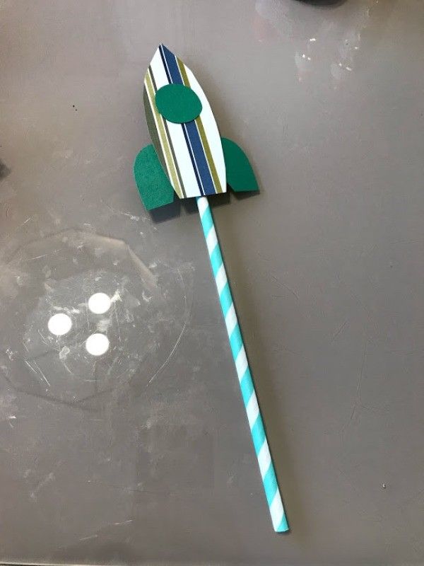 “Try this fun indoor craft activity for your toddler to play with especially on a rainy day. This could also be a great party favor.” buff.ly/2SKwnSw #strawrocket #strawshooter #partyfavors #kidsbirthday #rainydayfun #thriftyfun