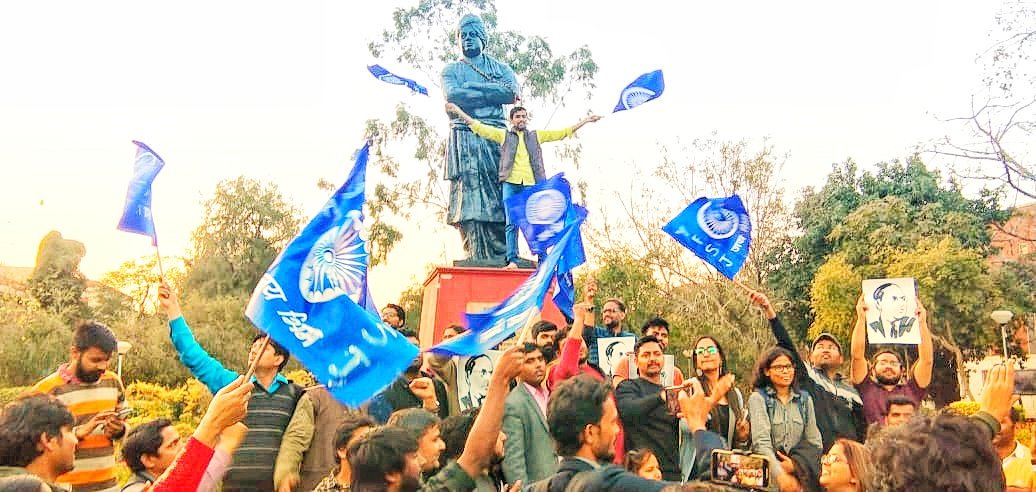 deepanshu2sagar's tweet photo. बहुजन एकता के आगे दलित विरोधी इस सरकार को अपना मनुवादी #13PointRoster को वापिस लेना पड़ा और फ़िर से #200PointRoster विश्वविद्यालयों में लागू करना पड़ा..।।
#आज_कैंपस_नीला_है
लड़ाई पढ़ाई ज़िंदाबाद..✊
@guptar @IndianExpress @ndtv @jigneshmevani80 @kanhaiyakumar @SurendraYFSJ https://t.co/KTRBlRJhsK