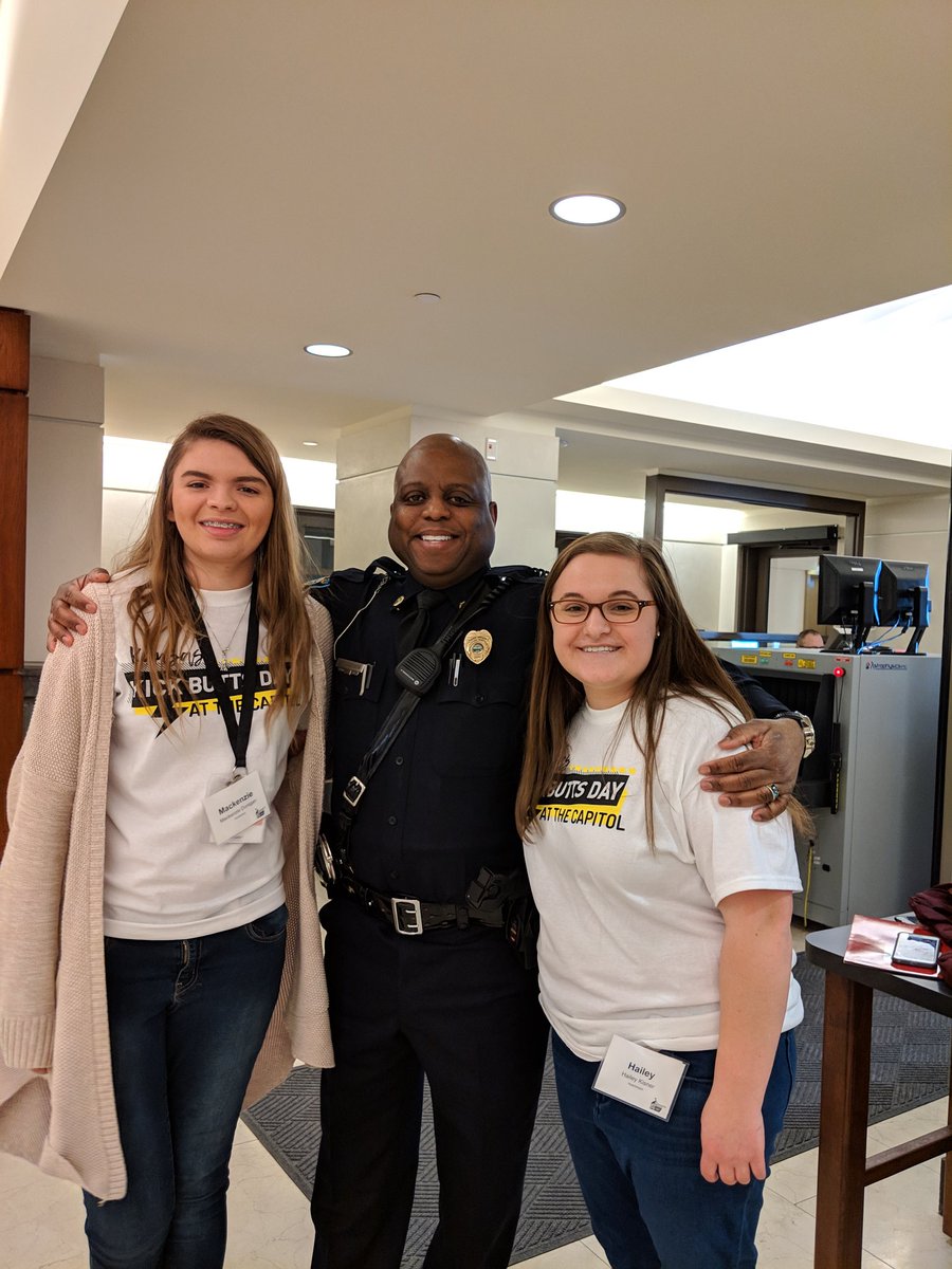candaceluv's tweet photo. Met the officer that sang with @kelly_clarkson #KickButtsKS #KSLeg @ResistTobaccoKS https://t.co/t7eCvwrhPl