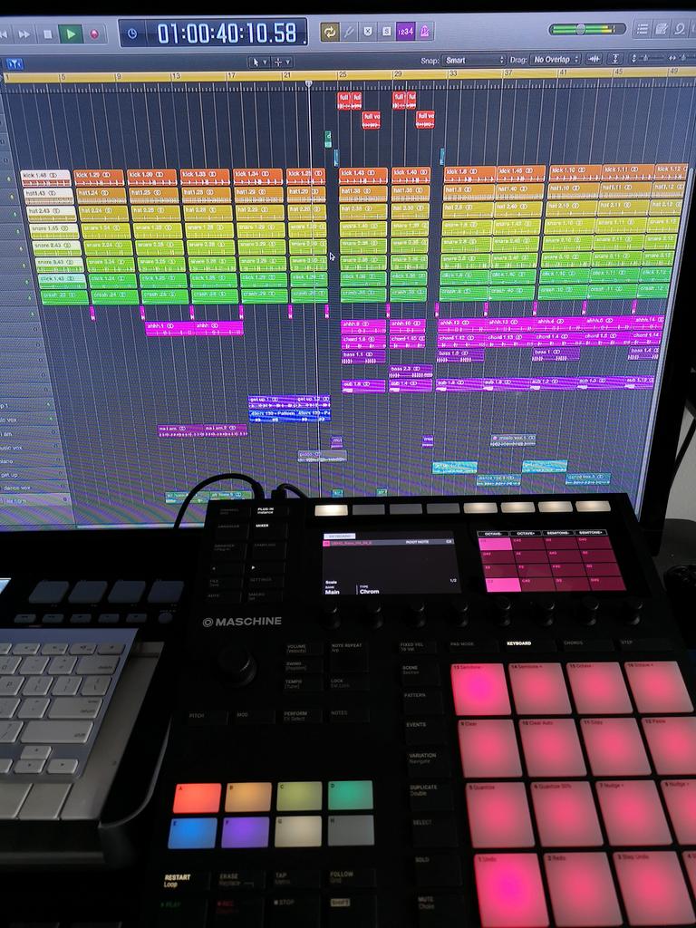 Nearly there for the arrangement few more bits to add #ukg #studio #dj #producer #Maschine #nativeinstrament #LogicProX #mylife #bassline