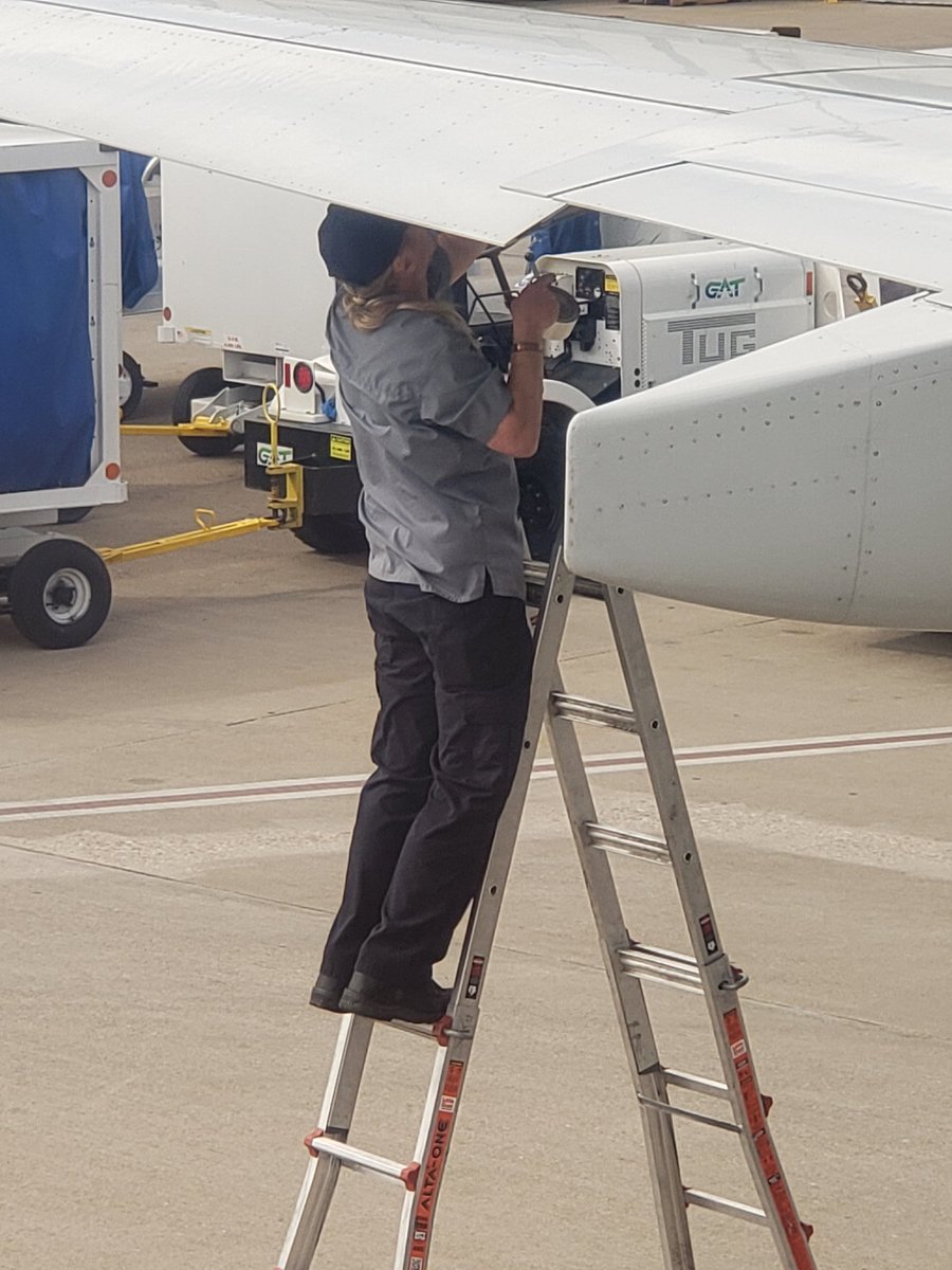 ODonnellsclass's tweet photo. Nothing calms your fear of flying like watching them patch the plane with duct tape pre takeoff. #AmericanAirlines https://t.co/HXl4vCLBIE