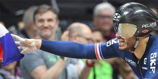 lysen_paris's tweet photo. Champion du Monde et en piste pour de nouveaux défis !
Le cycliste @QuentinLafargue vient de remporter le titre mondial du kilomètre sur piste. @lysen_paris et @Pelatis1 , ses fidèles soutiens, comptent bien l’accompagner encore plus haut.  https://t.co/lJwKmGfGn3 https://t.co/sgIw8y64p7