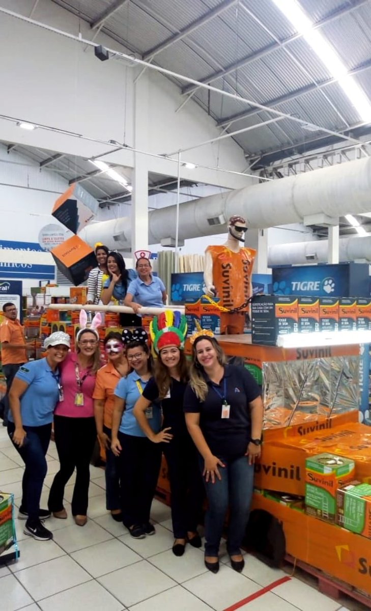 ArmazemPara's tweet photo. 🎭 #Tbt de Carnaval já está liberado por aqui. Nas imagens, trio elétrico produzido pelas @tintas_suvinil com produtos da marca. A ideia movimentou a loja da Antônio Basílio. Nossa equipe e nossos clientes adoraram!
.
#Carnaval #TintasSuvenil #ArmazemPara https://t.co/MY90a5ewnE