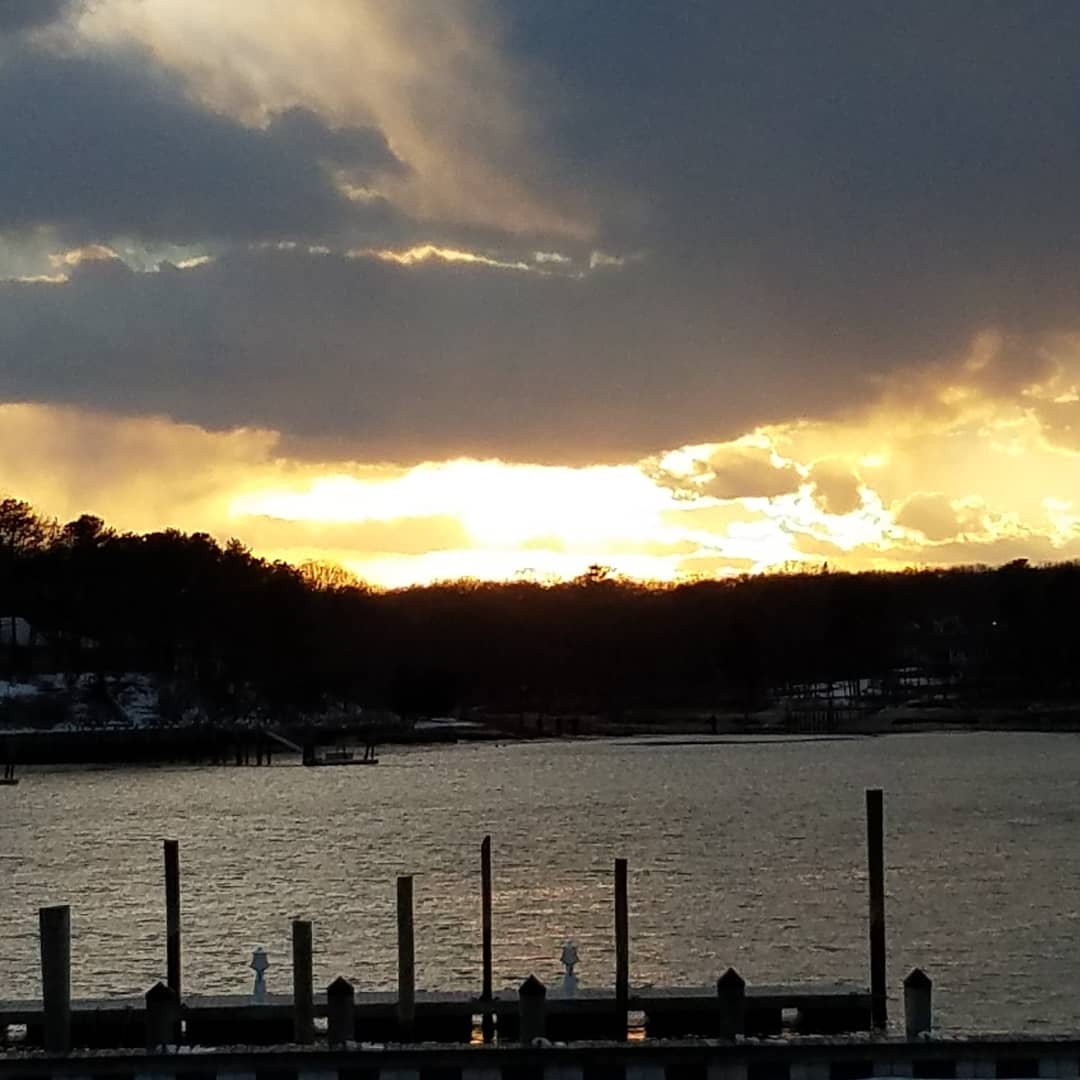 GerardMeade's tweet photo. Spectacular winter sunset over #mattituck inlet!

#northfork #sunset #nofo #scenery #calm https://t.co/yPwTGrmqTd