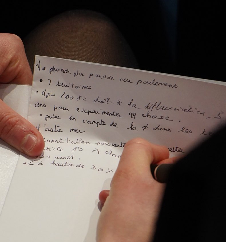 SachaHoulie's tweet photo. Place des territoires, ce qui fait un bon élu et ce qui justifierait qu’il ne puisse pas faire plus de 3 mandats, accélération du processus législatif, relation avec le Sénat...
Bref, cinquième étape de ce #TDFConstitution !
Merci @ICES_UnivCatho ! https://t.co/ZNb8cBd3o7