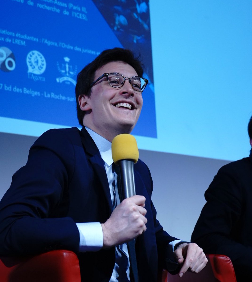 SachaHoulie's tweet photo. Place des territoires, ce qui fait un bon élu et ce qui justifierait qu’il ne puisse pas faire plus de 3 mandats, accélération du processus législatif, relation avec le Sénat...
Bref, cinquième étape de ce #TDFConstitution !
Merci @ICES_UnivCatho ! https://t.co/ZNb8cBd3o7